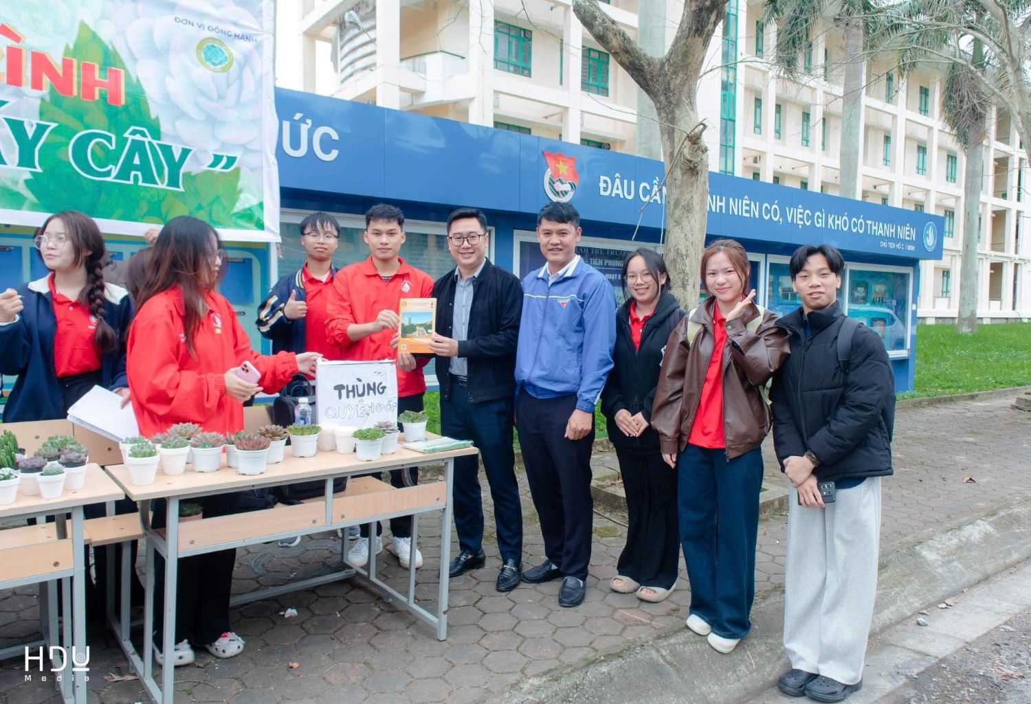 TUỔI TRẺ HỒNG ĐỨC LAN TỎA LỐI SỐNG XANH QUA HOẠT ĐỘNG “ĐỔI GIẤY LẤY CÂY”
